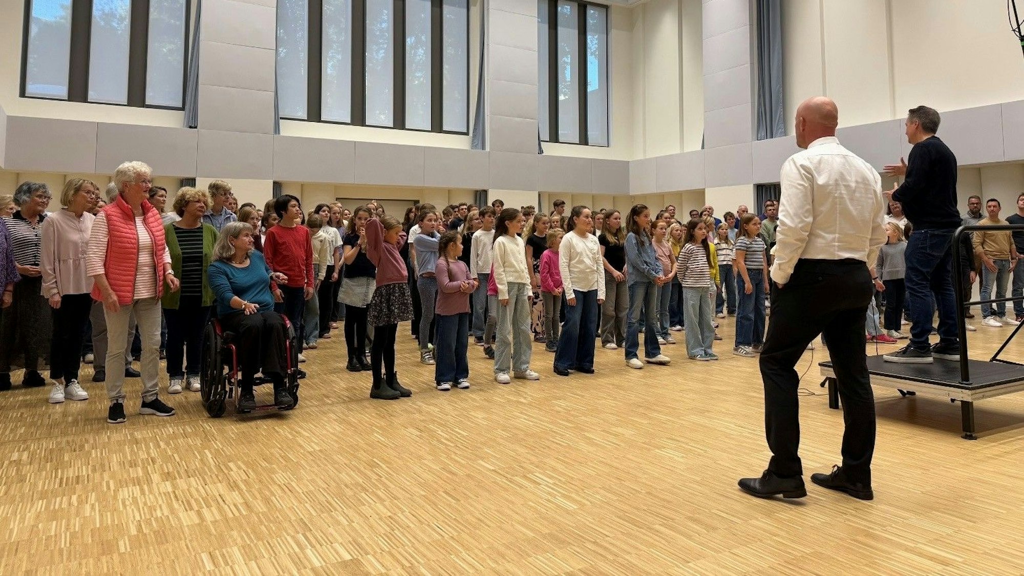 Michael Kokott dirigiert die Chöre bei den Aufnahmen für Unheilig.