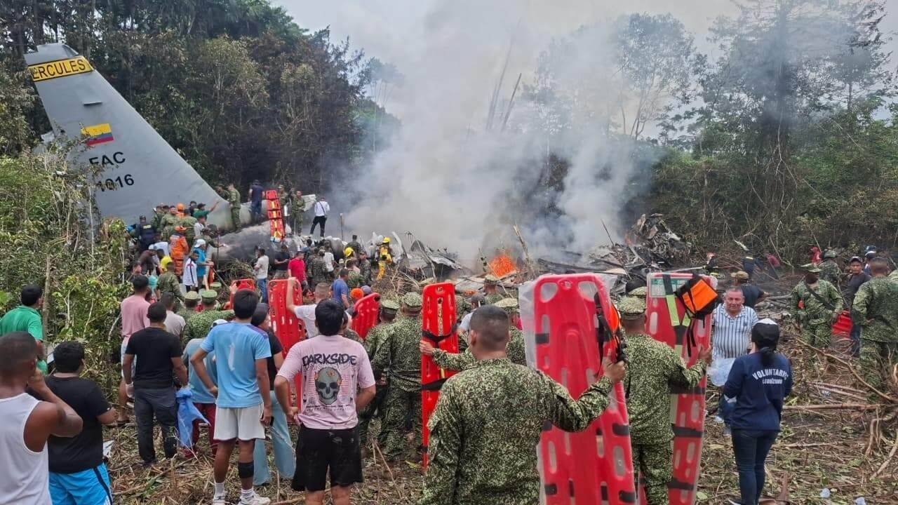 Menschen stehen um ein militärisches Frachtflugzeug, das nach dem Start in Puerto Leguízamo, einer abgelegenen Gemeinde in der Amazonasprovinz Putumayo, abgestürzt ist.