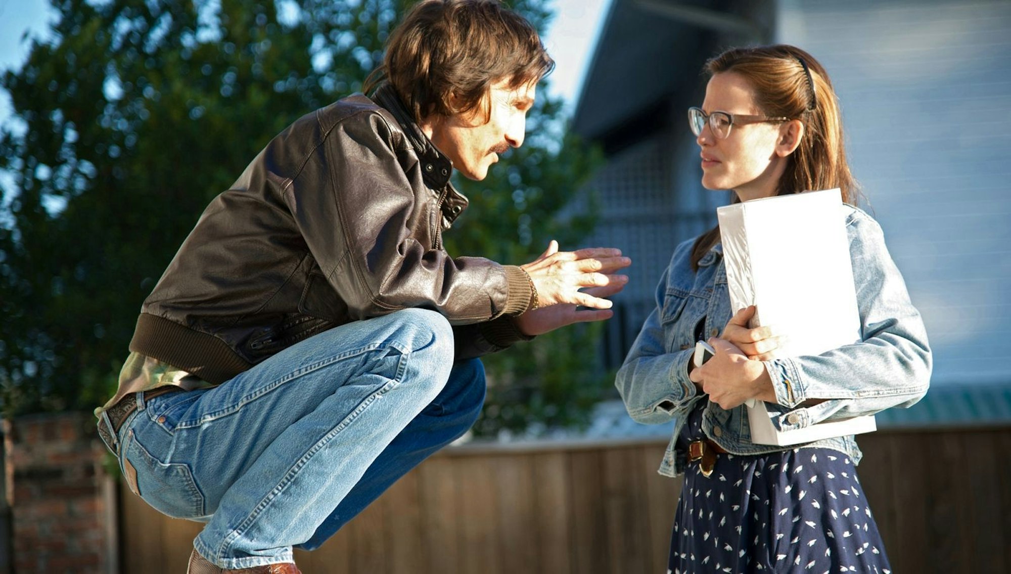 Ron Woodroof (Matthew McConaughey) versucht Ärztin Eve (Jennifer Garner) von der verheerenden Wirkung der erlaubten Medikamente gegen Aids zu überzeugen. (Bild: Ascot Elite)