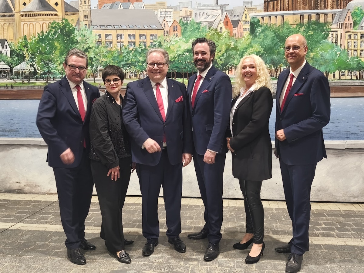 Lutz Schade mit dem neuen Vorstand des Festkomitees.