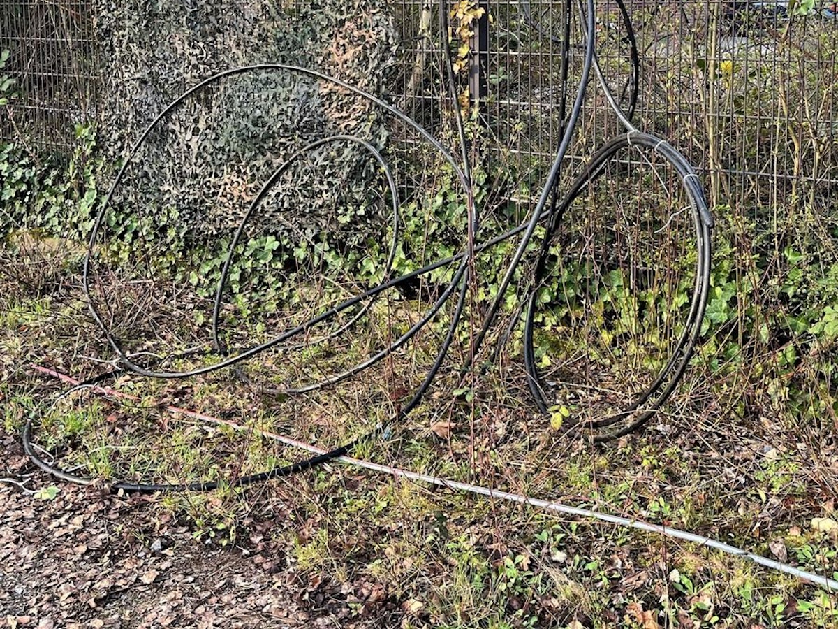 Aufgefundenes Stromkabel unbekannter Herkunft in Neuss.