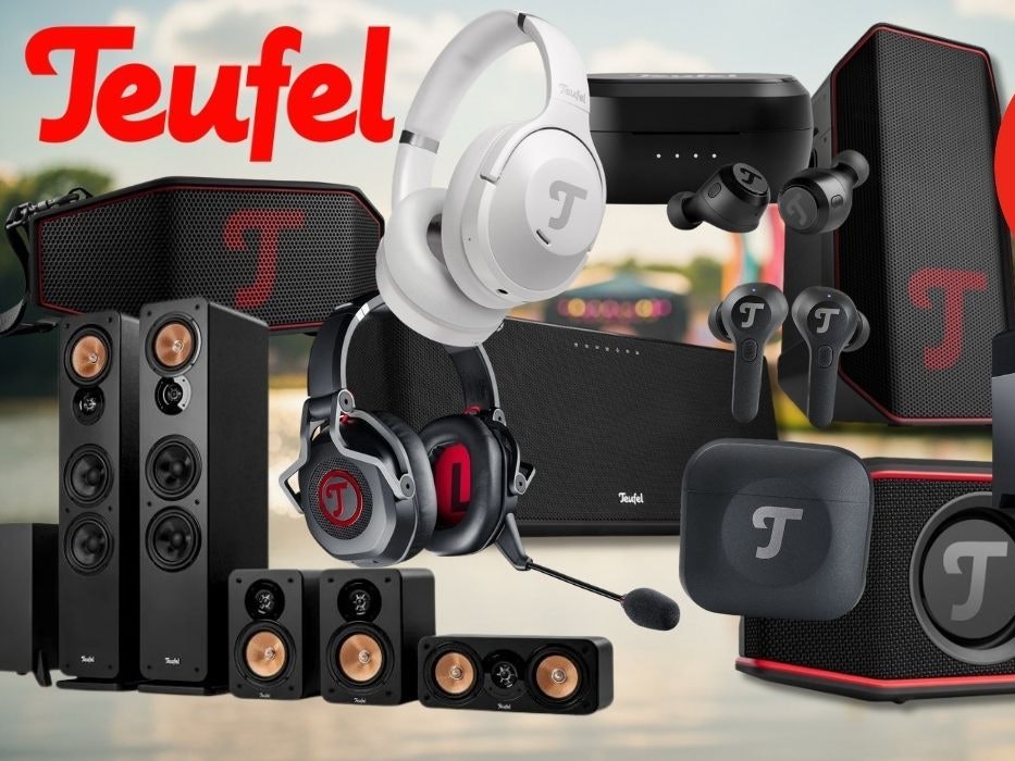 Große Auswahl an Teufel-Audioprodukten in der typischen schwarz-roten Farbgebung vor einem frühlingshaften Natur- und Seehintergrund: darunter ein weißes Over-Ear-Headset, ein Gaming-Headset mit Mikrofon, zwei Paar True-Wireless-Earbuds mit Ladecase, ein Standlautsprecher-Set, ein Surround-Lautsprecher-Set, mehrere Bluetooth-Lautsprecher in verschiedenen Größen sowie ein Internetradio-Receiver. Oben links das rote Teufel-Logo.