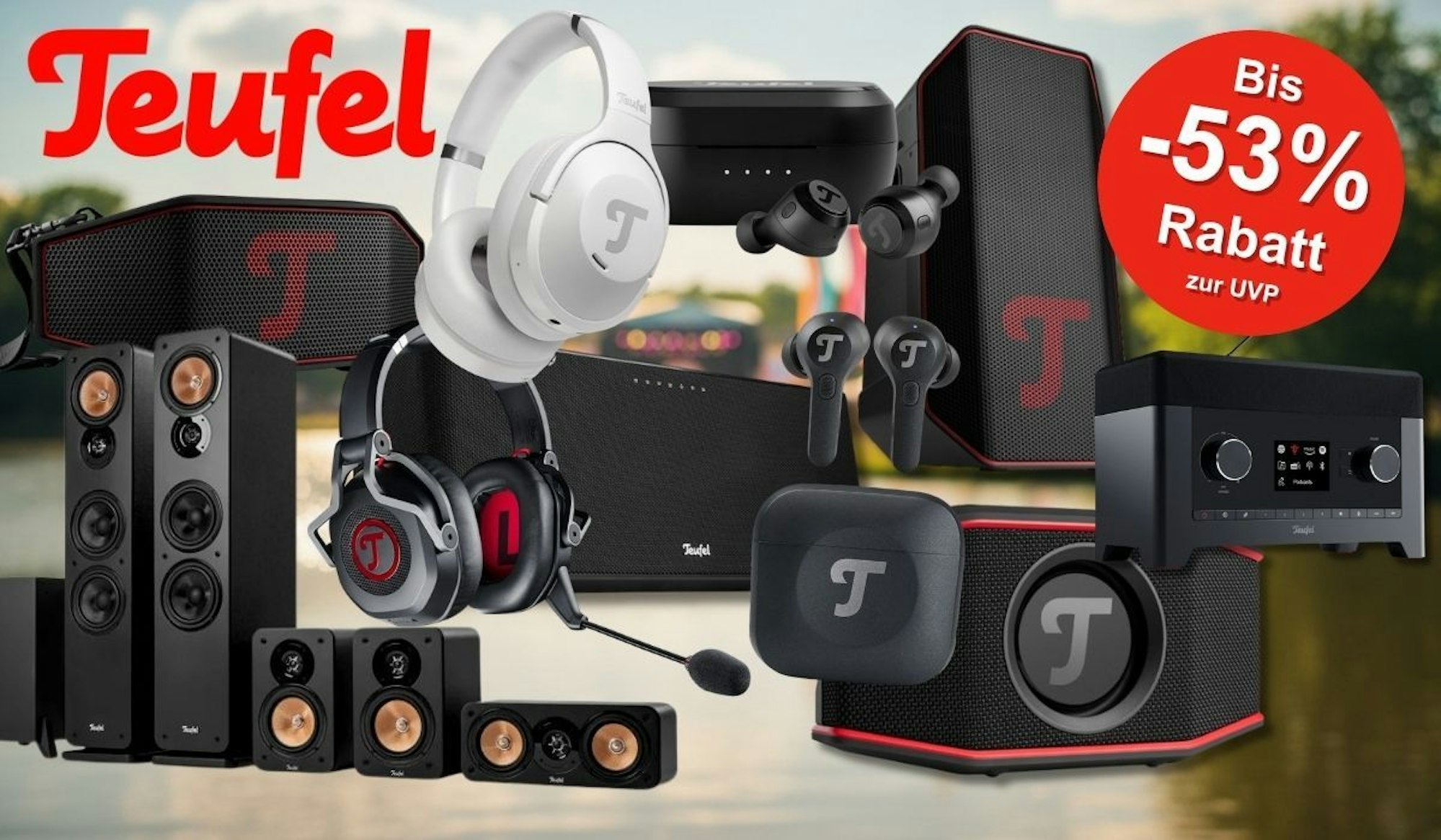 Große Auswahl an Teufel-Audioprodukten in der typischen schwarz-roten Farbgebung vor einem frühlingshaften Natur- und Seehintergrund: darunter ein weißes Over-Ear-Headset, ein Gaming-Headset mit Mikrofon, zwei Paar True-Wireless-Earbuds mit Ladecase, ein Standlautsprecher-Set, ein Surround-Lautsprecher-Set, mehrere Bluetooth-Lautsprecher in verschiedenen Größen sowie ein Internetradio-Receiver. Oben links das rote Teufel-Logo.