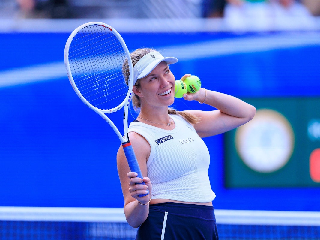 Danielle Collins interagiert mit dem Publikum.