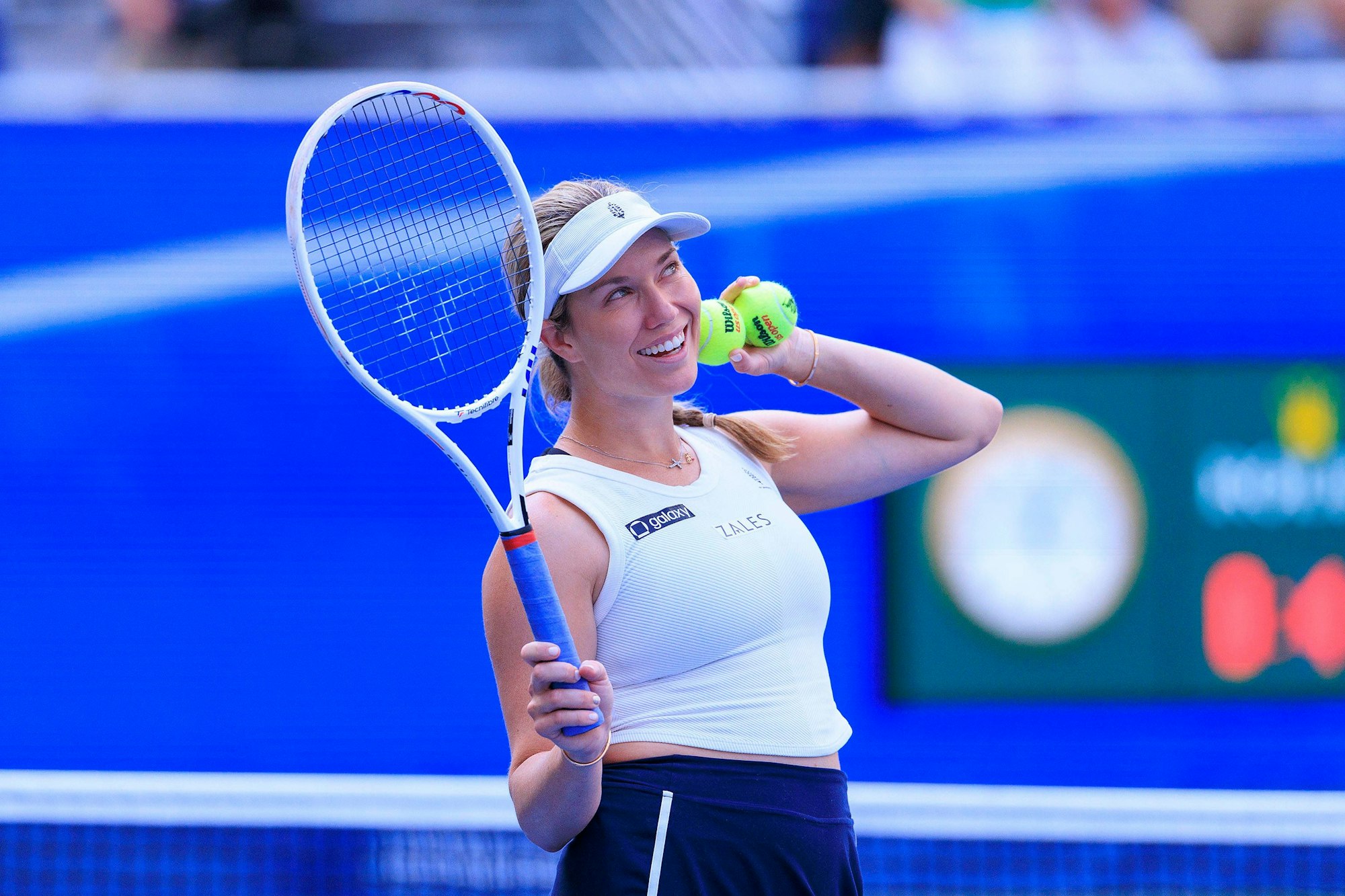 Danielle Collins interagiert mit dem Publikum.