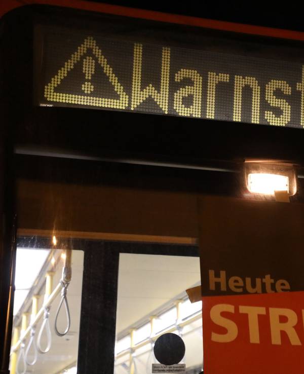„Warnstreik“ steht auf der Anzeige einer Stadtbahn in Köln. In der Tarifrunde für den kommunalen Nahverkehr hat Verdi für Donnerstag erneut in mehreren Bundesländern gleichzeitig zu Warnstreiks aufgerufen.