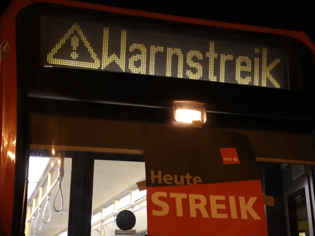„Warnstreik“ steht auf der Anzeige einer Stadtbahn in Köln. In der Tarifrunde für den kommunalen Nahverkehr hat Verdi für Donnerstag erneut in mehreren Bundesländern gleichzeitig zu Warnstreiks aufgerufen.