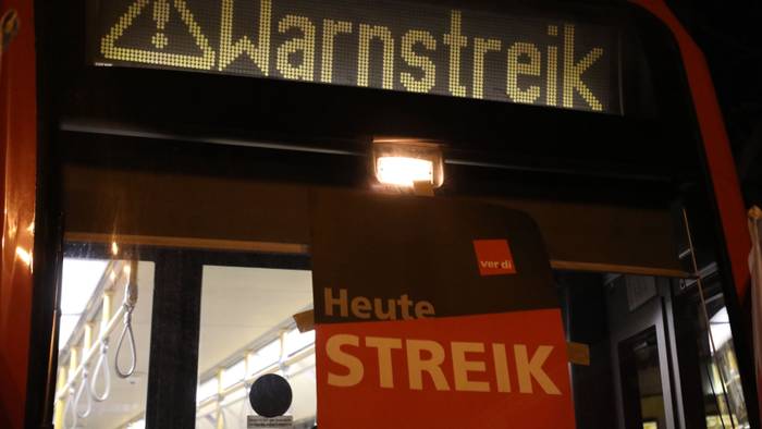 „Warnstreik“ steht auf der Anzeige einer Stadtbahn in Köln. In der Tarifrunde für den kommunalen Nahverkehr hat Verdi für Donnerstag erneut in mehreren Bundesländern gleichzeitig zu Warnstreiks aufgerufen.