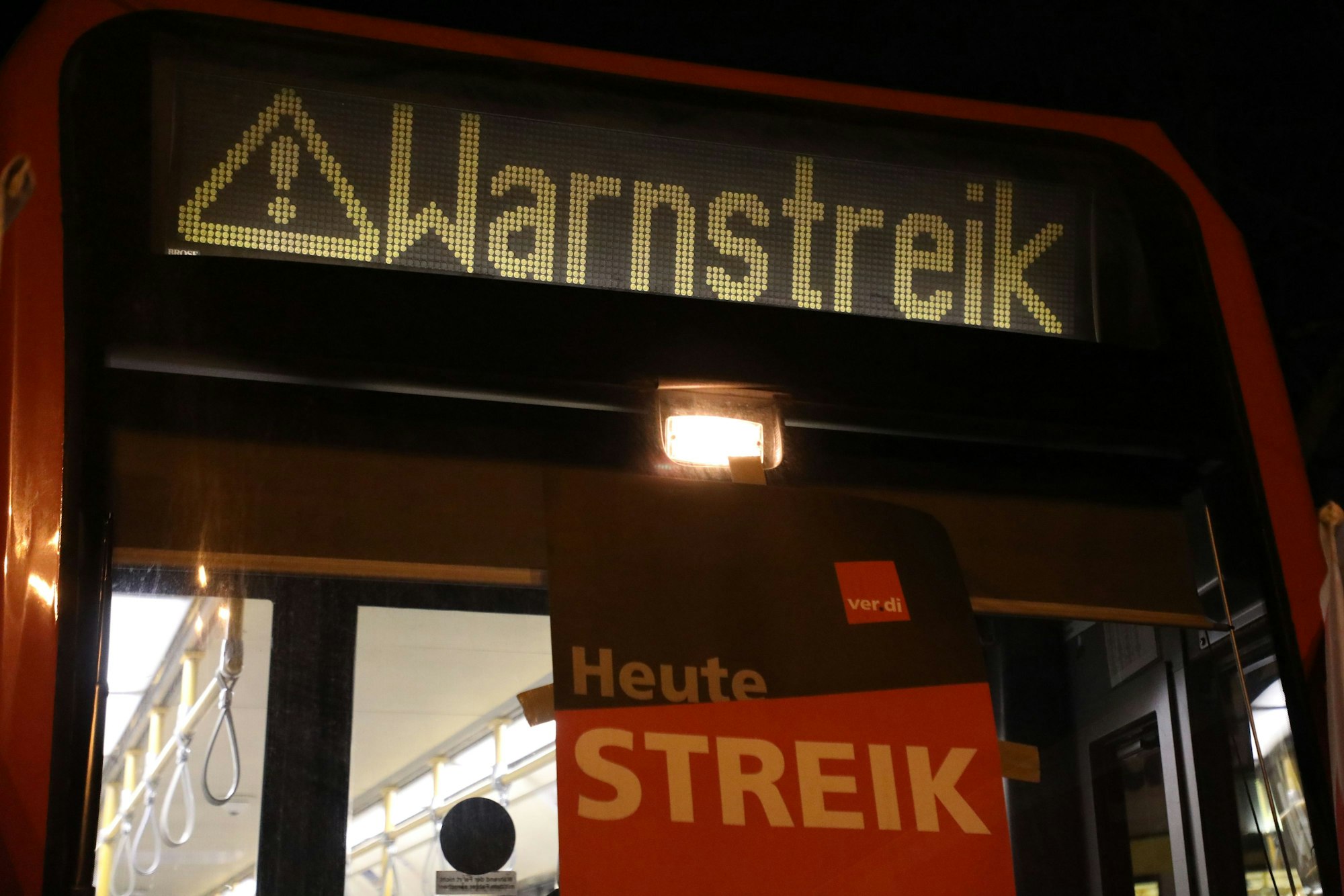 „Warnstreik“ steht auf der Anzeige einer Stadtbahn in Köln. In der Tarifrunde für den kommunalen Nahverkehr hat Verdi für Donnerstag erneut in mehreren Bundesländern gleichzeitig zu Warnstreiks aufgerufen.
