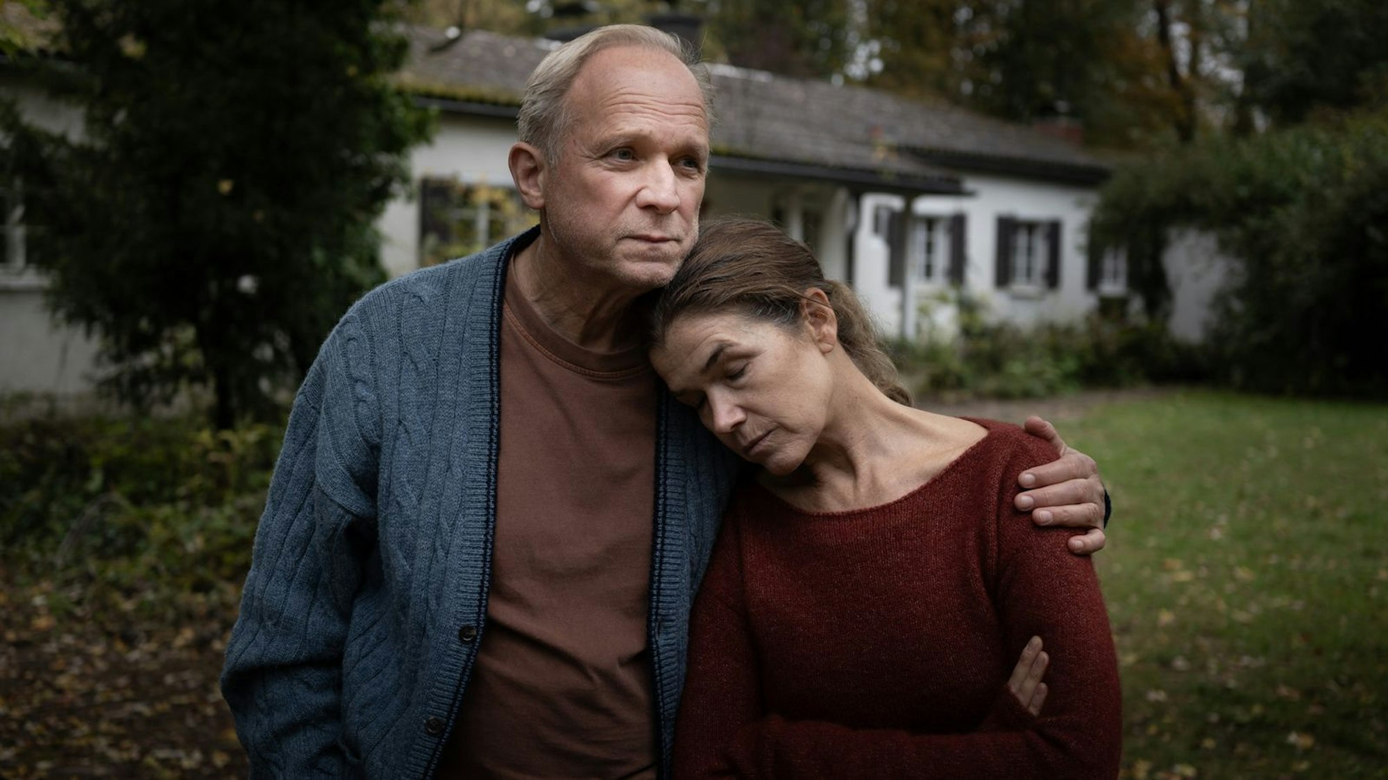 Können Hans (Ulrich Tukur) und Rita (Anke Engelke) noch einmal zueinanderfinden? (Bild: Majestic/Daniel Gottschalk)