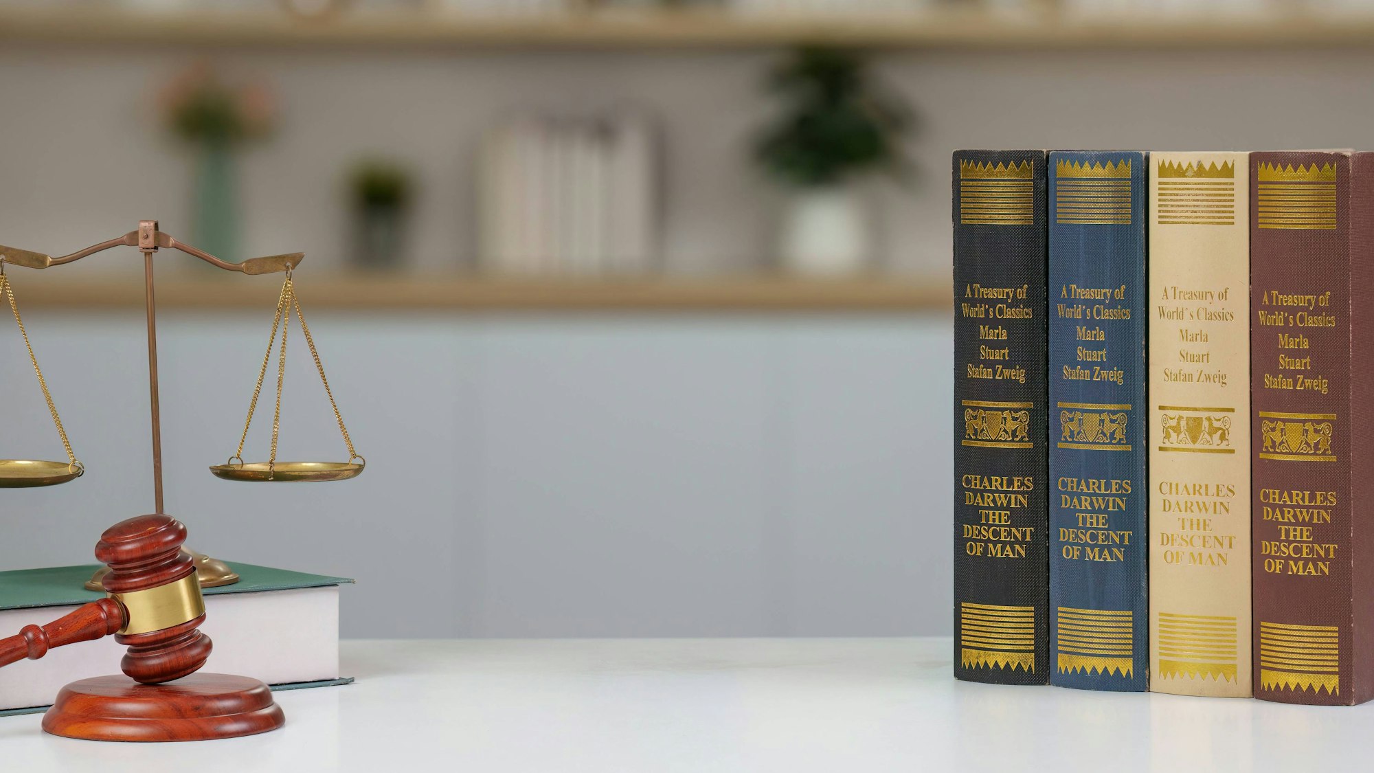 Waage, Hammer und Gesetzbücher