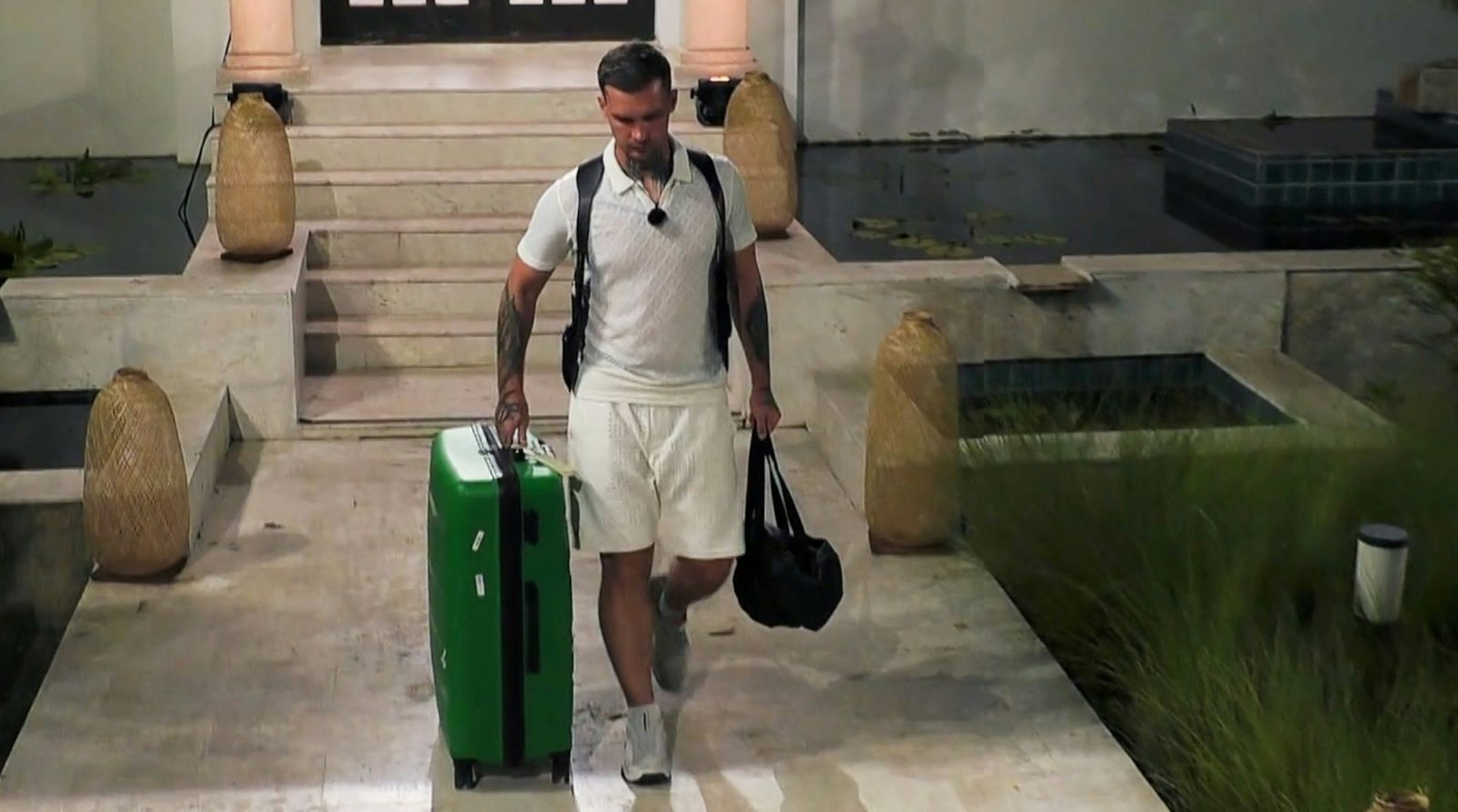 Das Ende der Tragödie: Eric Stehfest, brillant in der Rolle des Romeo, musste gehen. Ränkeschmiedin Dilara hatte triumphiert. „Julia“ Maurice trauerte. Ein bisschen. (Bild: Joyn)