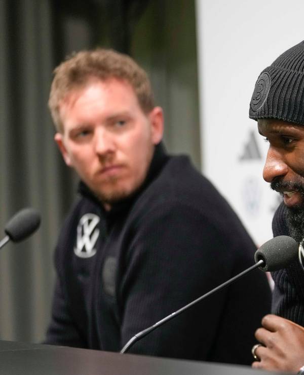 Antonio Rüdiger (r.) beantwortet die Fragen der Journalisten.