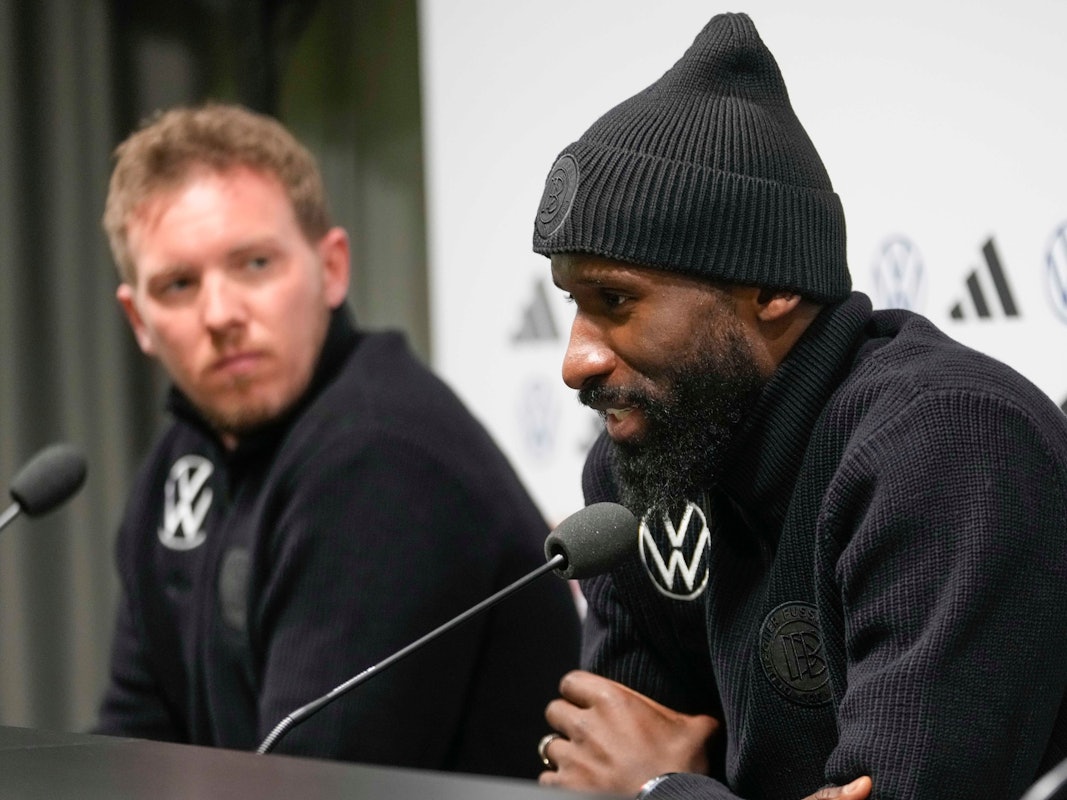Antonio Rüdiger (r.) beantwortet die Fragen der Journalisten.