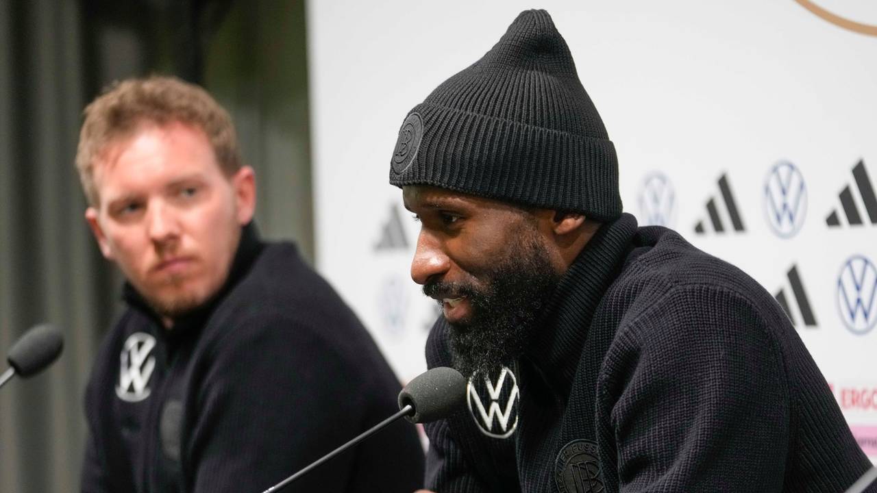 Antonio Rüdiger (r.) beantwortet die Fragen der Journalisten.