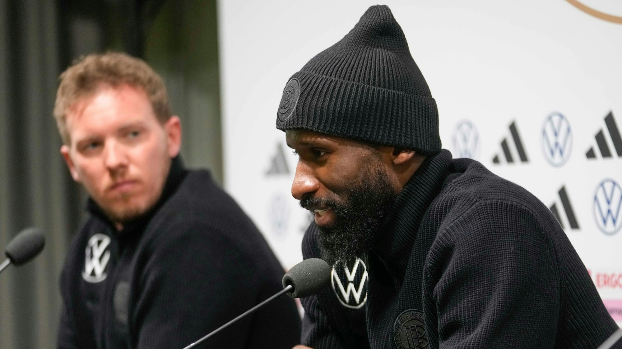 Antonio Rüdiger (r.) beantwortet die Fragen der Journalisten.