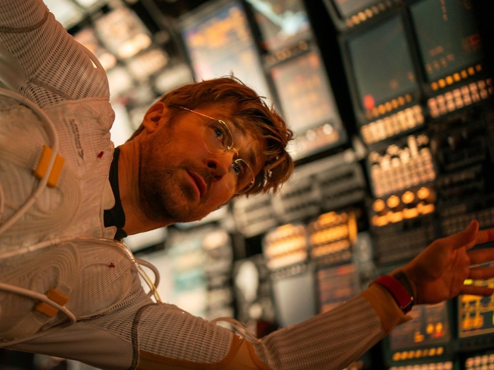 Ryan Gosling erwartet in „Der Astronaut - Project Hail Mary“ im Weltall die ein oder andere Überraschung. (Bild: 2026 Amazon Content Services LLC. All Rights Reserved)