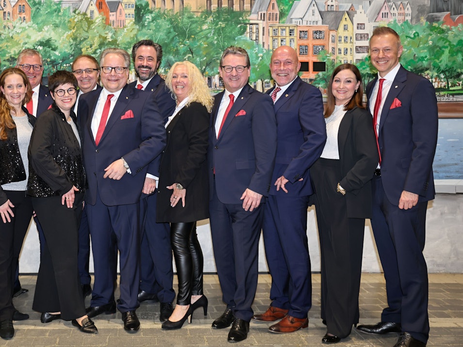Lutz Schade mit dem neuen Vorstand des Festkomitees.