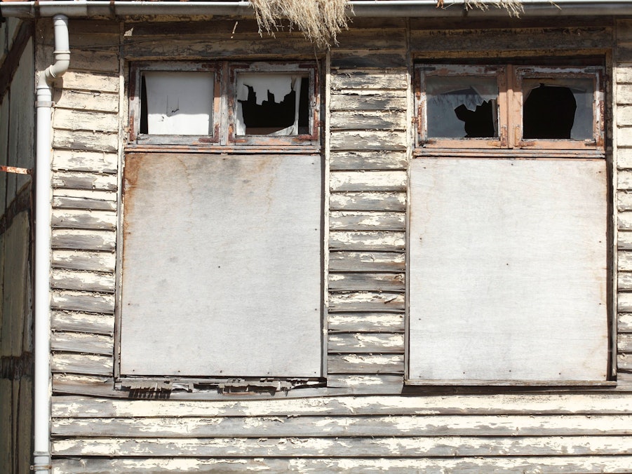 Verrammelte alte Holzfenster