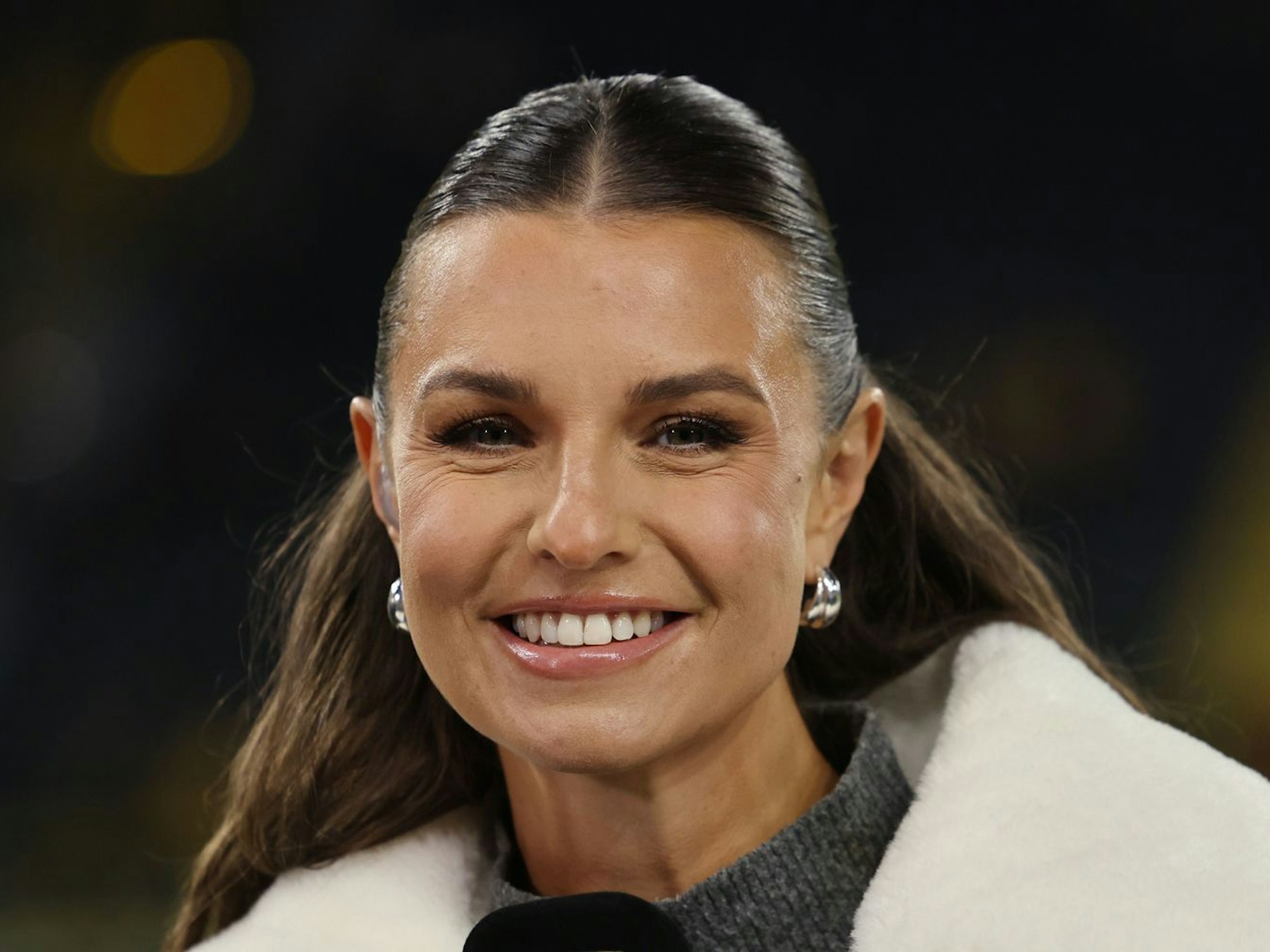 Laura Wontorra schaut für ein Foto in die Kamera.