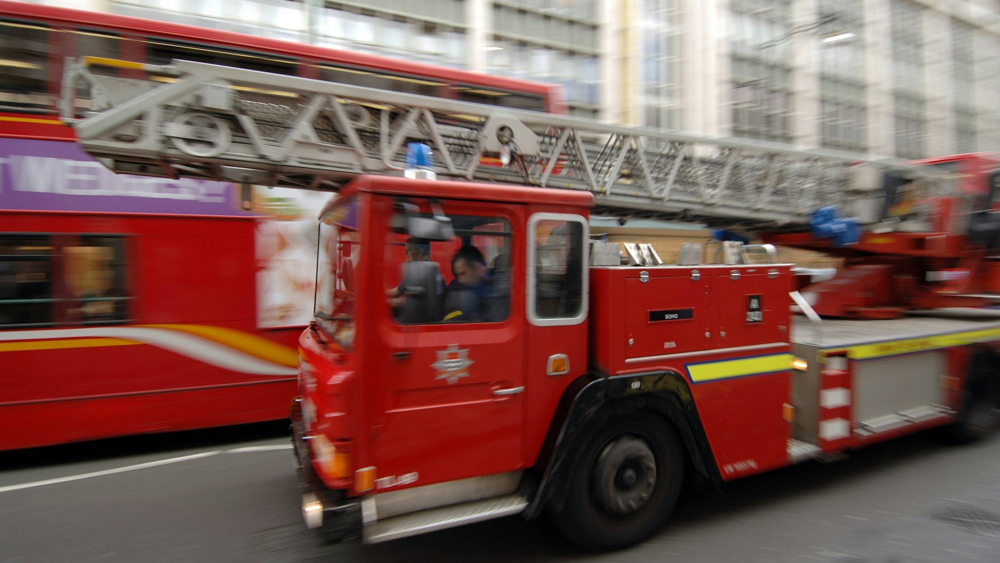 Feuerwehrauto und Bus in London