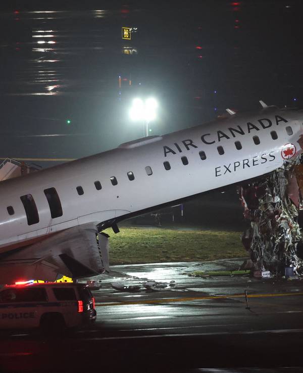 Eine CRJ-900 von Air Canada Express steht auf der Landebahn, nachdem sie am am LaGuardia Airport in New York mit einem Fahrzeug der Flughafenbehörde kollidiert war.