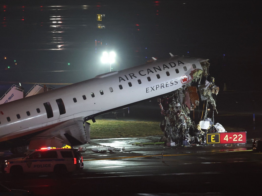 Eine CRJ-900 von Air Canada Express steht auf der Landebahn, nachdem sie am am LaGuardia Airport in New York mit einem Fahrzeug der Flughafenbehörde kollidiert war.