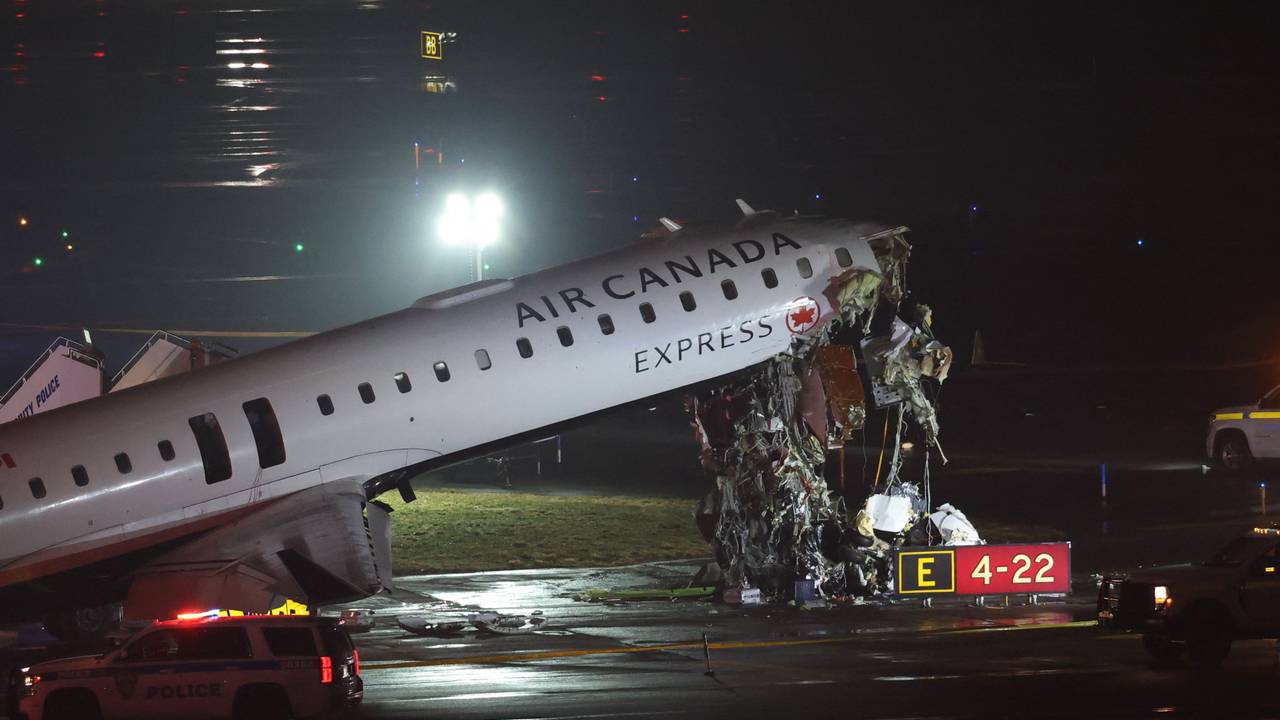 Eine CRJ-900 von Air Canada Express steht auf der Landebahn, nachdem sie am am LaGuardia Airport in New York mit einem Fahrzeug der Flughafenbehörde kollidiert war.