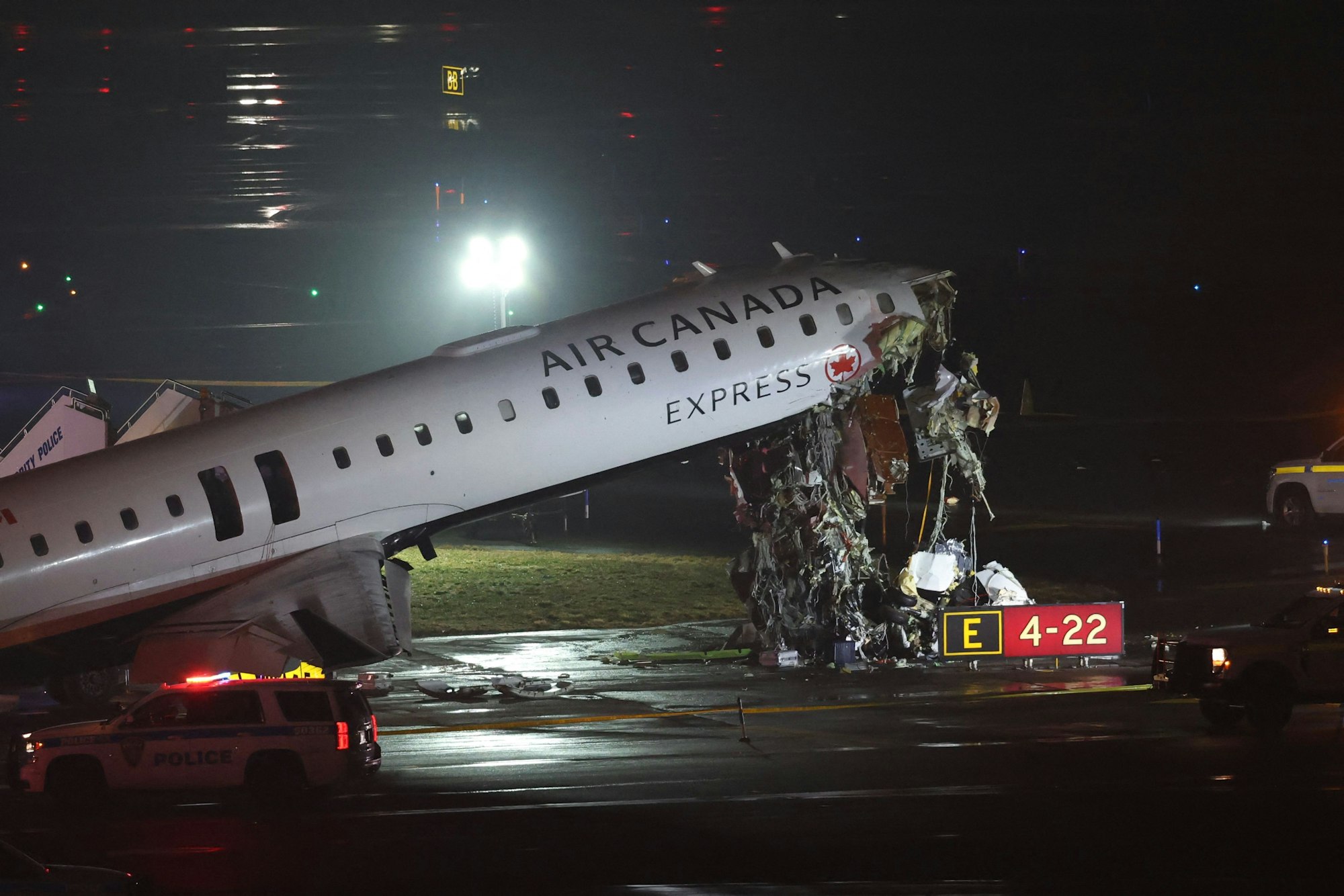 Eine CRJ-900 von Air Canada Express steht auf der Landebahn, nachdem sie am am LaGuardia Airport in New York mit einem Fahrzeug der Flughafenbehörde kollidiert war.
