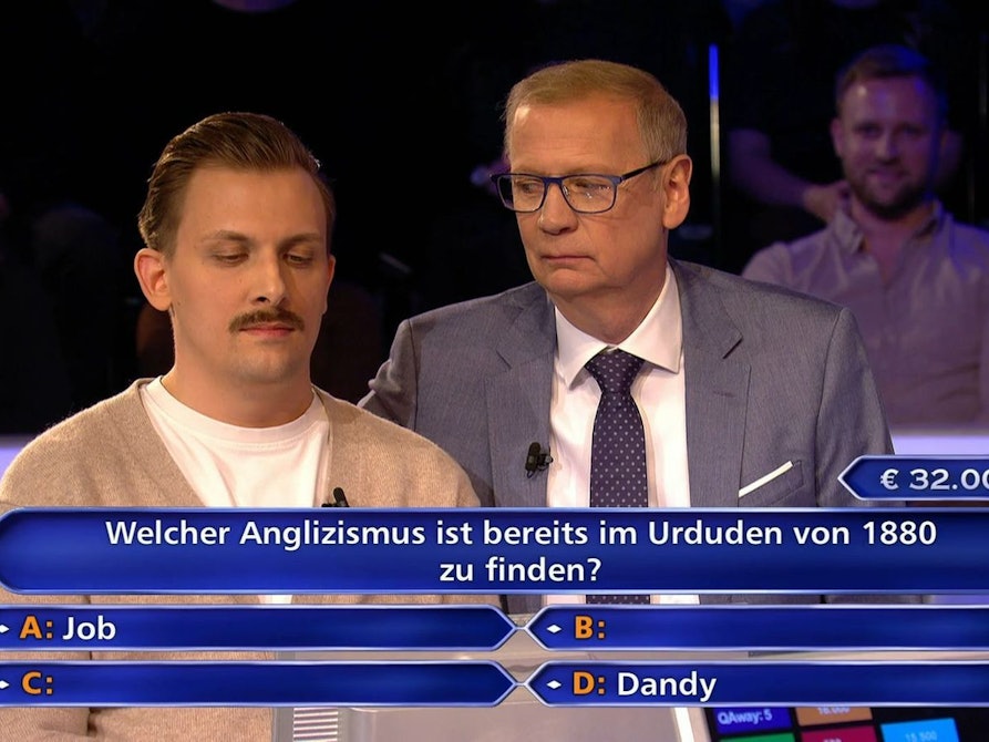 Dandy-Look? Günther Jauch (rechts) vermochte Überhangkandidat Philip Kern aus Bühl in Baden-Württemberg nicht auf die Sprünge zu helfen. (Bild: RTL)