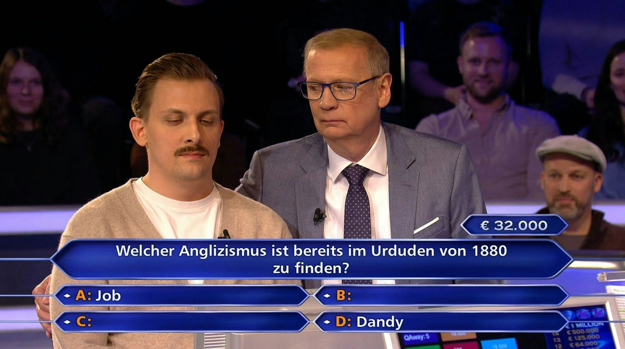 Dandy-Look? Günther Jauch (rechts) vermochte Überhangkandidat Philip Kern aus Bühl in Baden-Württemberg nicht auf die Sprünge zu helfen. (Bild: RTL)