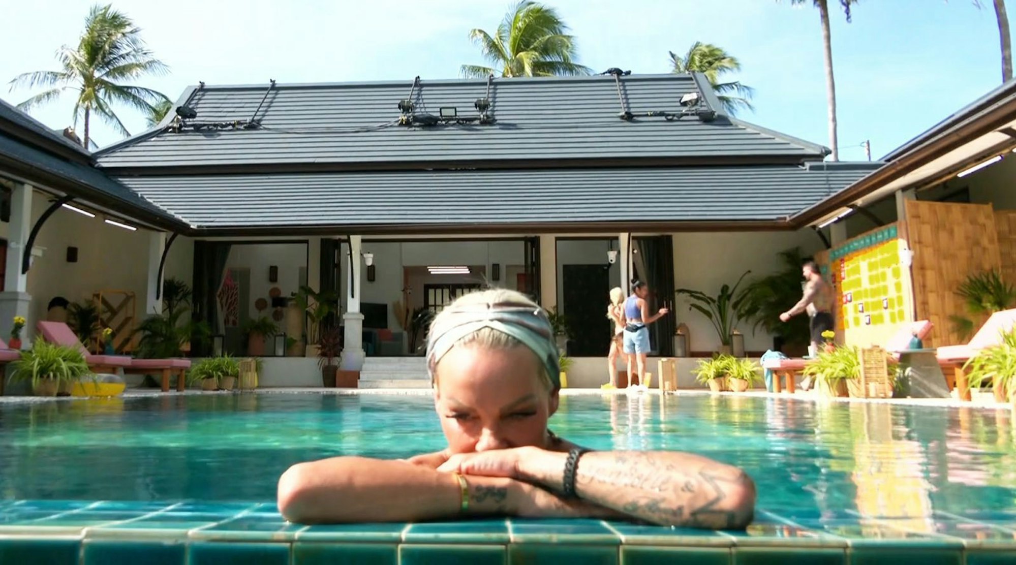 Schöne Anlage, trübe Gedanken: Gina-Lisa Lohfink ist die einzige Verbündete der Stehfests. (Bild: Joyn)