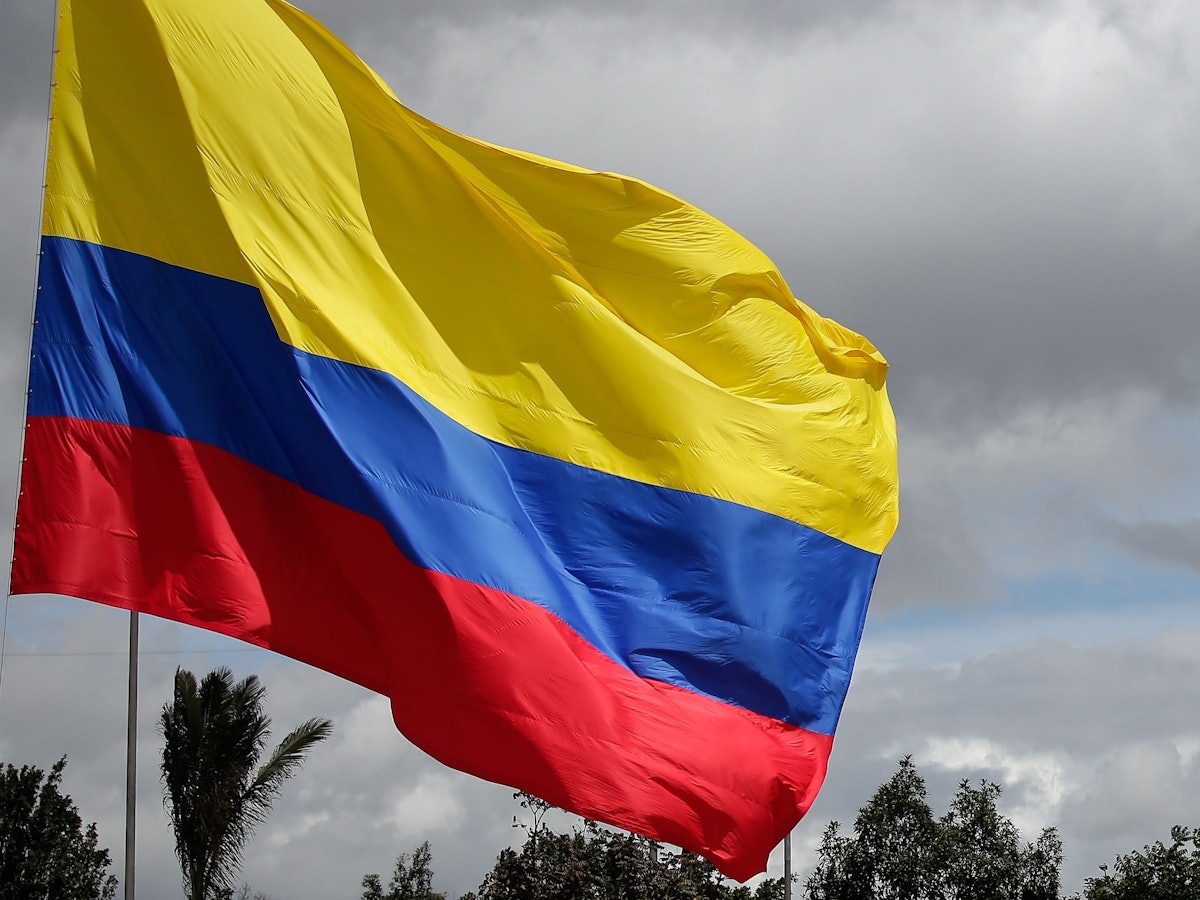 Eine kolumbianische Fahne weht am Mast.