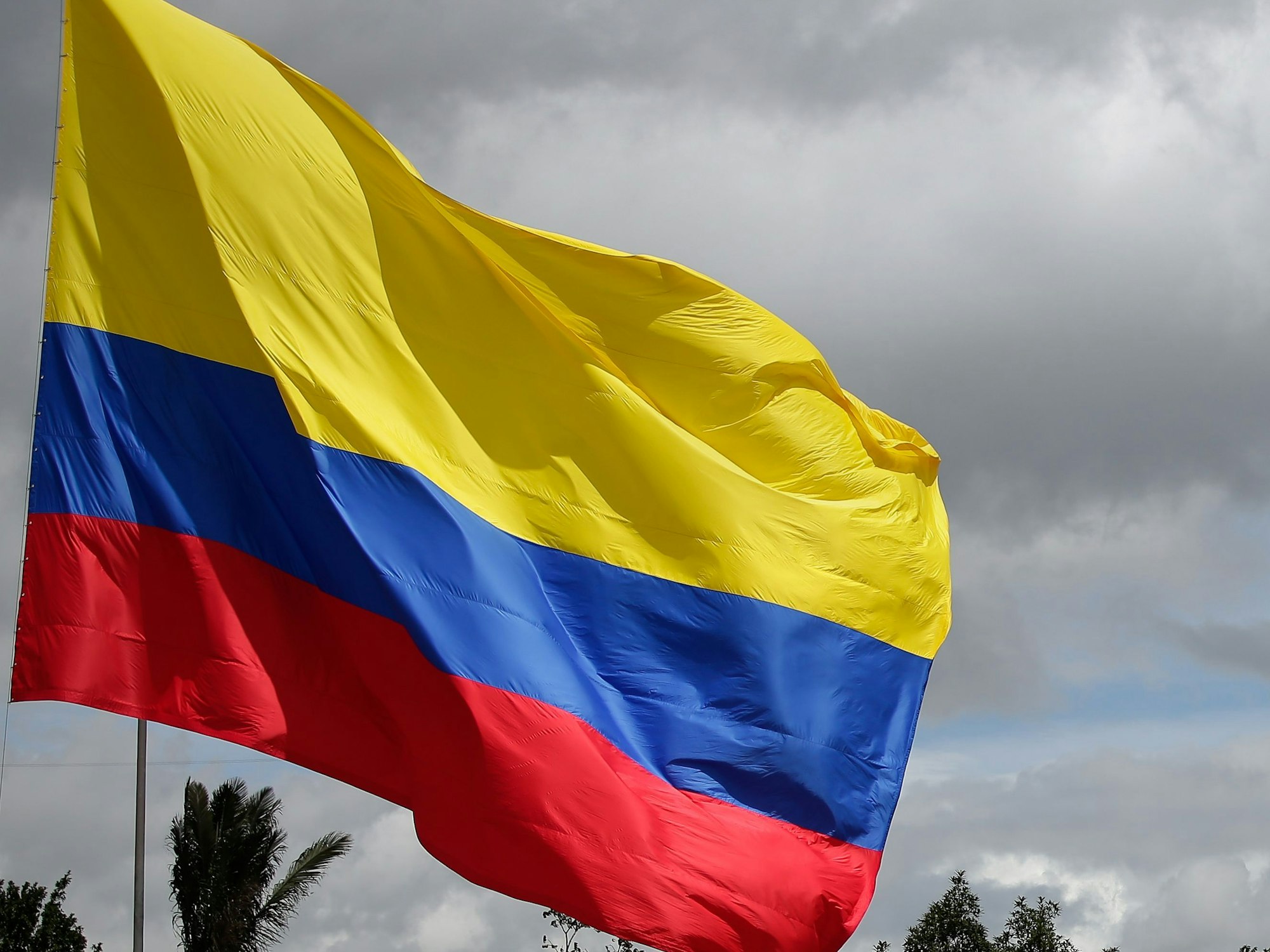Eine kolumbianische Fahne weht am Mast.