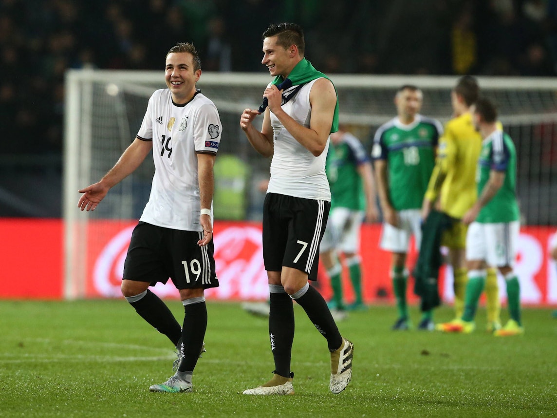 Mario Götze (r.) und Julian Draxler unterhalten sich nach dem Spiel.