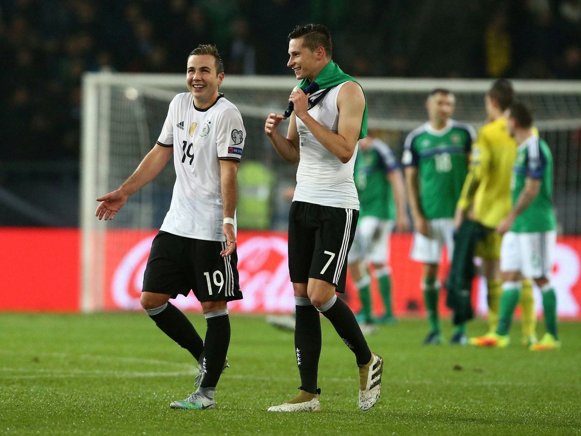 Mario Götze (r.) und Julian Draxler unterhalten sich nach dem Spiel.