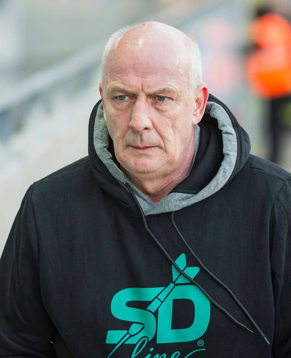 Mario Basler mit Kapuzenpulli am Rande eines Regionalligaspiels.
