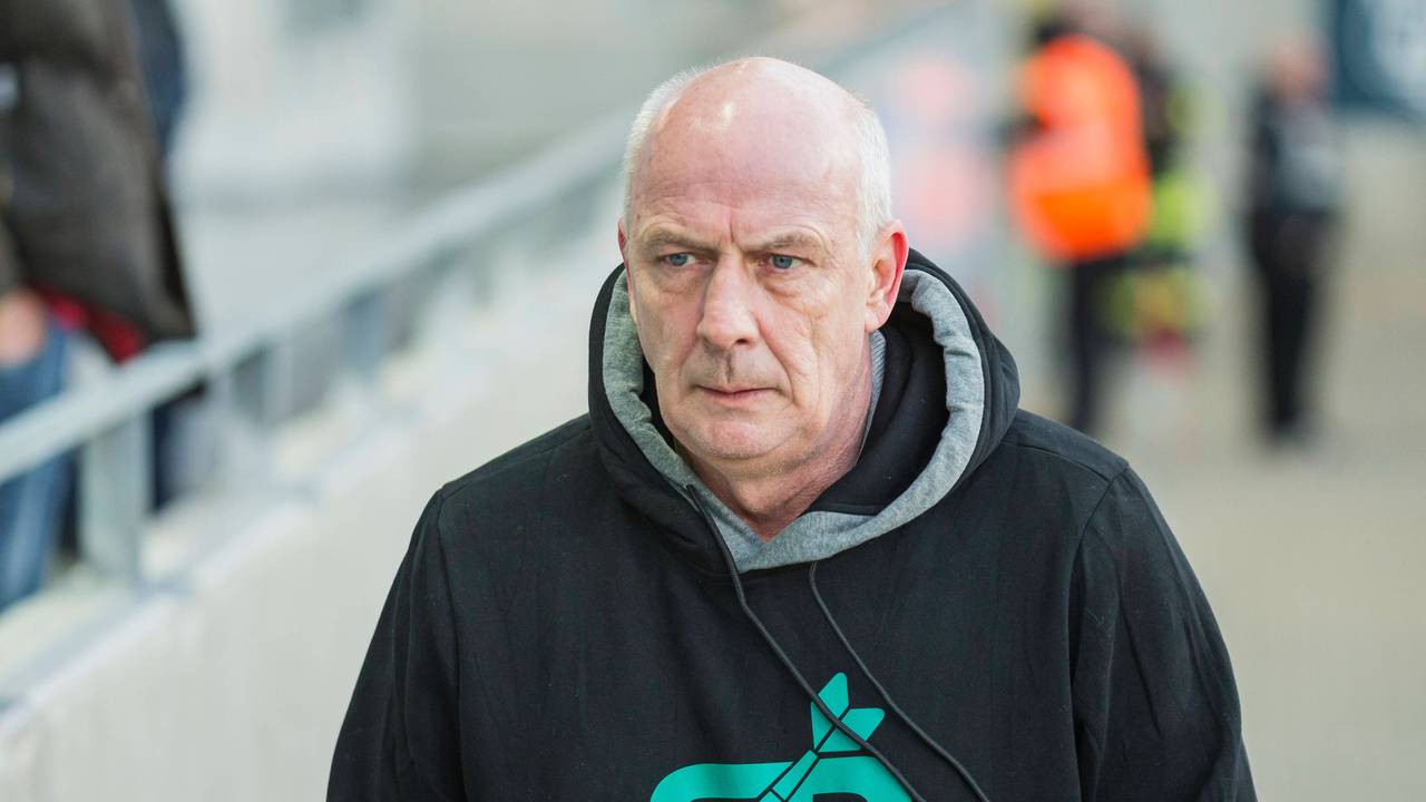 Mario Basler mit Kapuzenpulli am Rande eines Regionalligaspiels.