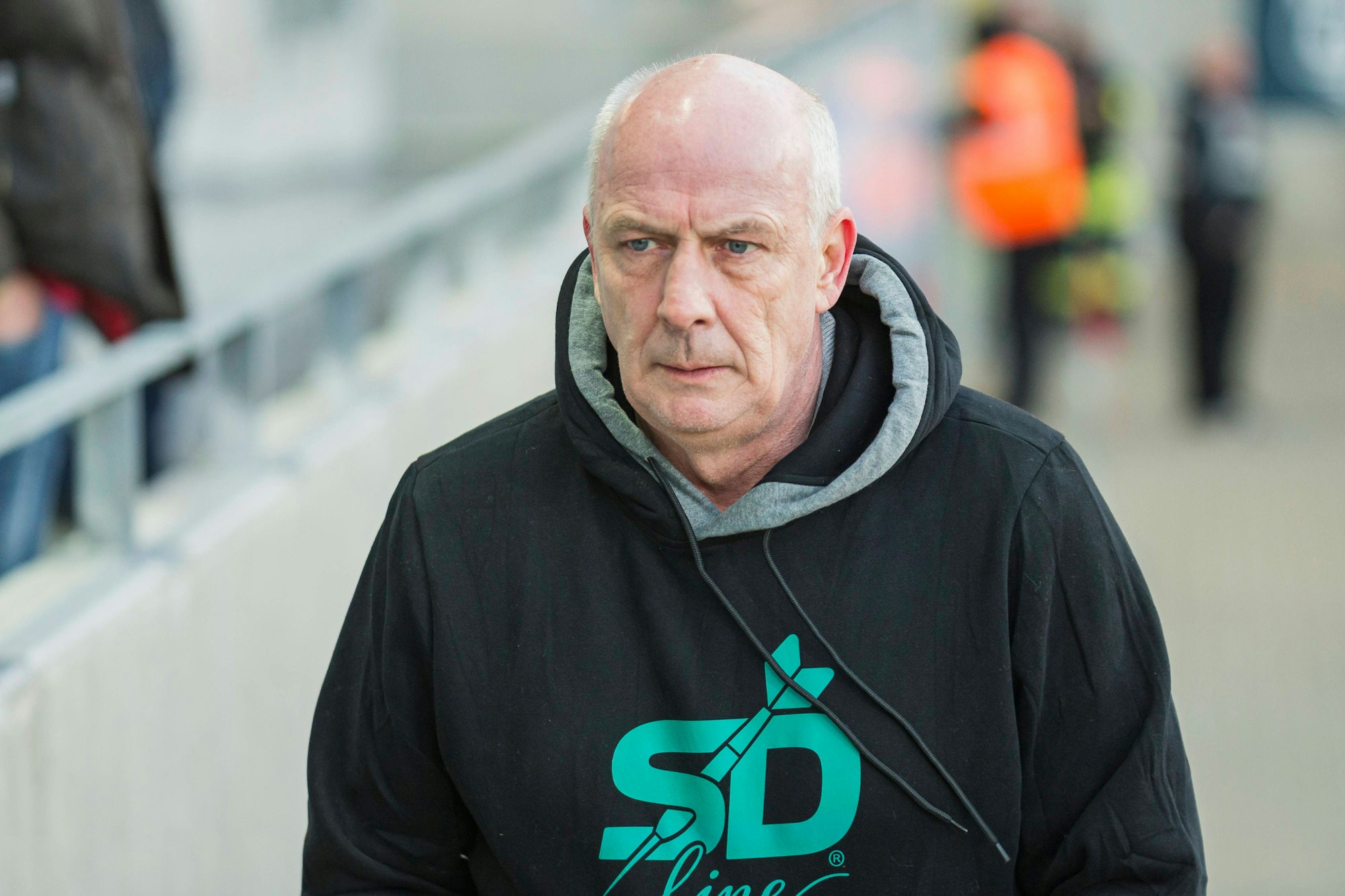 Mario Basler mit Kapuzenpulli am Rande eines Regionalligaspiels.