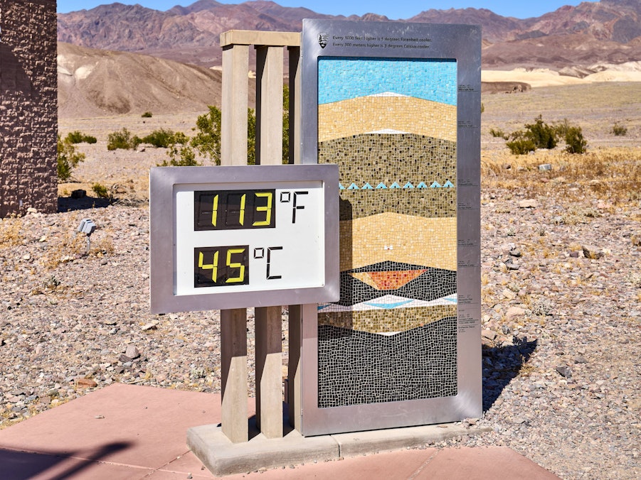 Gebäude, Temperaturanzeige, Informationstafel, Wüste und Berge