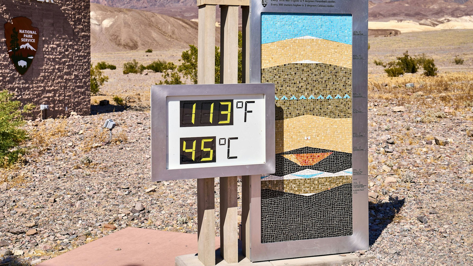 Gebäude, Temperaturanzeige, Informationstafel, Wüste und Berge