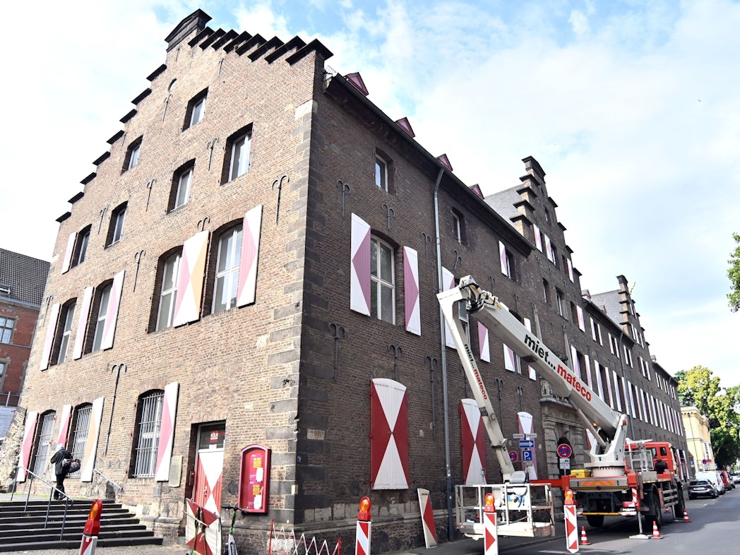 Die rot-weißen Fensterläden am Zeughaus, in der Fachsprache Schlagläden genannt, wurden abgenommen, weil sie marode sind.