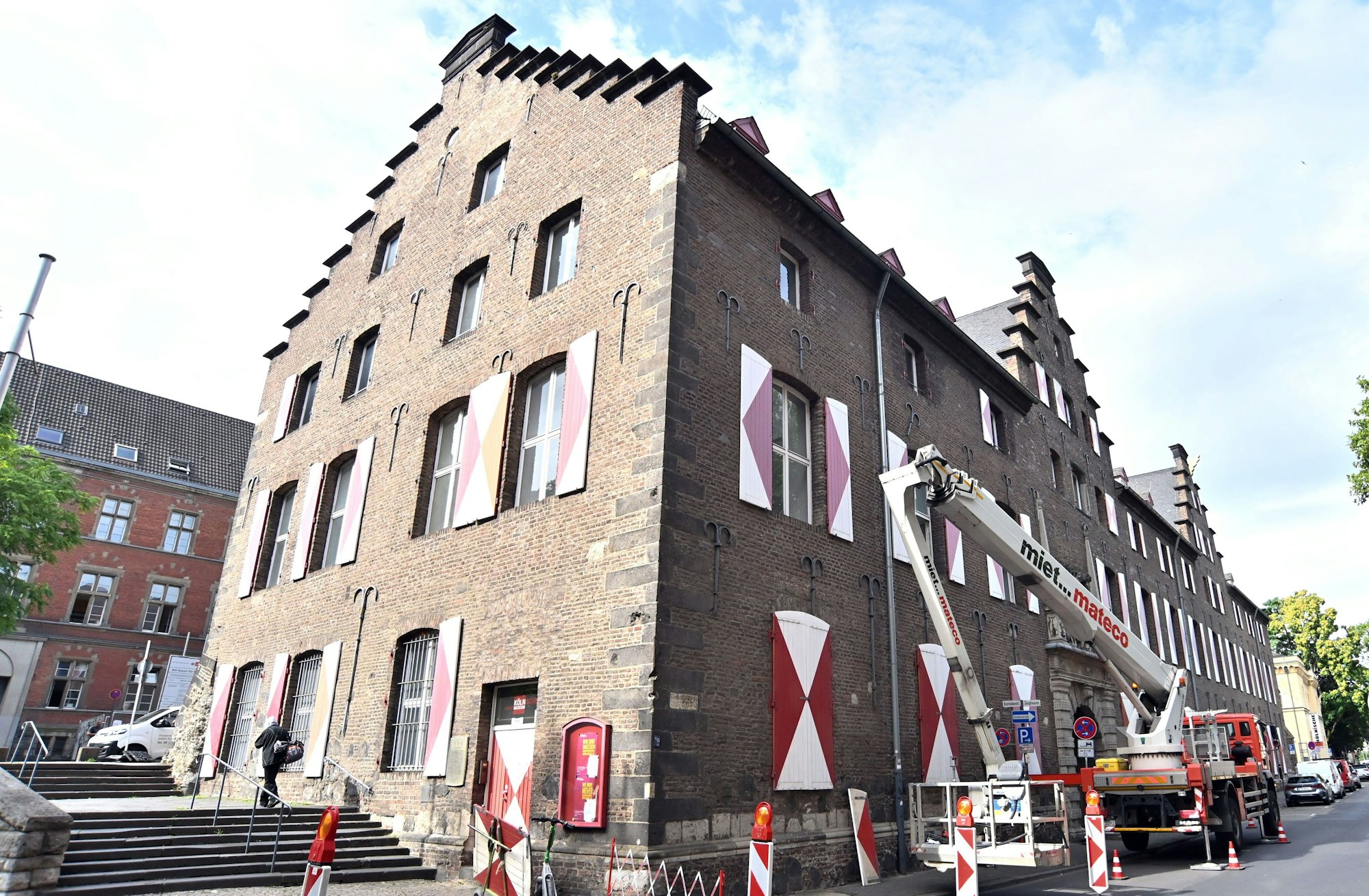 Die rot-weißen Fensterläden am Zeughaus, in der Fachsprache Schlagläden genannt, wurden abgenommen, weil sie marode sind.