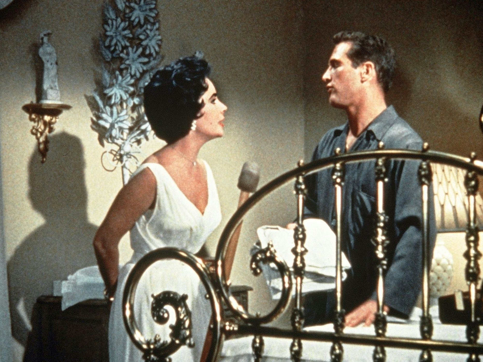 „Die Katze auf dem heißen Blechdach“ (1958) ist einer von Elizabeth Taylors (Bild, mit Paul Newman) bekanntesten und besten Filmen. (Bild: ARD / Degeto)