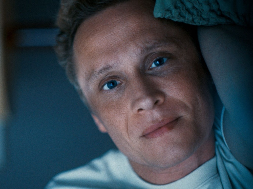 Felix (Matthias Schweighöfer) ist in seinem Leben an einem neuen Tiefpunkt angelangt. (Bild: 2025 PANTALEON Films GmbH / ProU Producers United Film GmbH / SevenPictures Film GmbH / ACS Filmproduktion GbR / RCS Filmproduktion GbR)