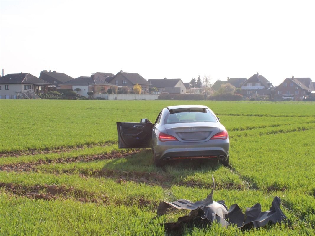 Ein Auto landet nach einem Überholmanöver im Feld.