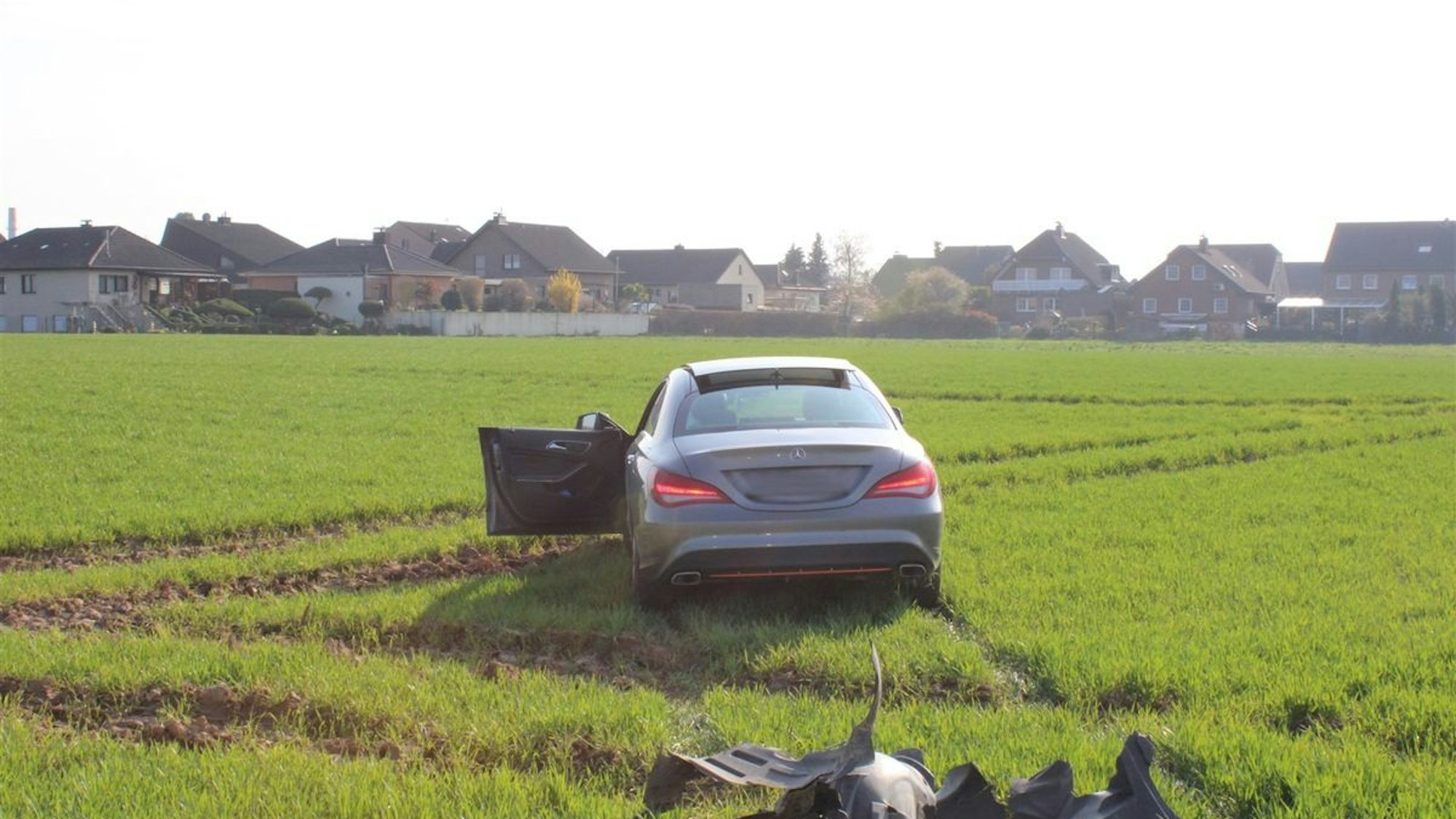 Ein Auto landet nach einem Überholmanöver im Feld.