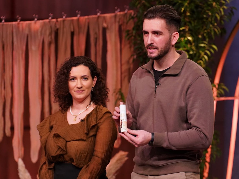 Das Ehepaar Arta und Mergim aus Heilbronn will mit seinem „Nylam“-Spray Strumpfhosen länger haltbar machen. (Bild: RTL / Stefan Gregorowius)