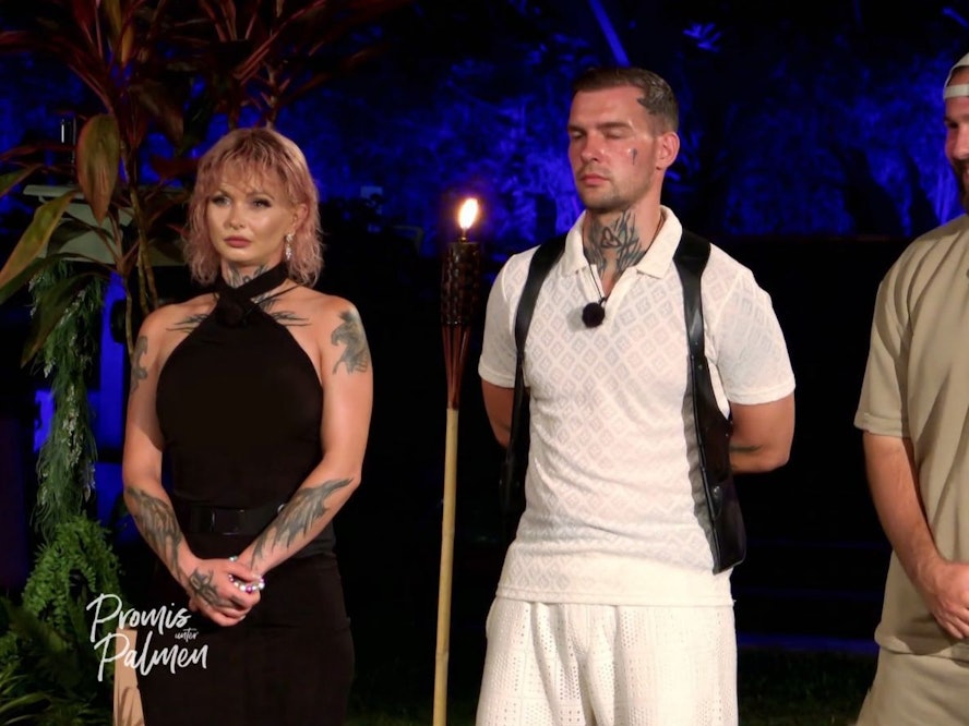 Drei sind zwei zu viel. Bei „Promis unter Palmen“ (SAT.1) entwickelte sich nicht nur bei der Exit-Nominierung eine echte Tragödie. Hauptrollen: Eidth und Eric Stehfest und Maurice Dziwak (von links). (Bild: Joyn)