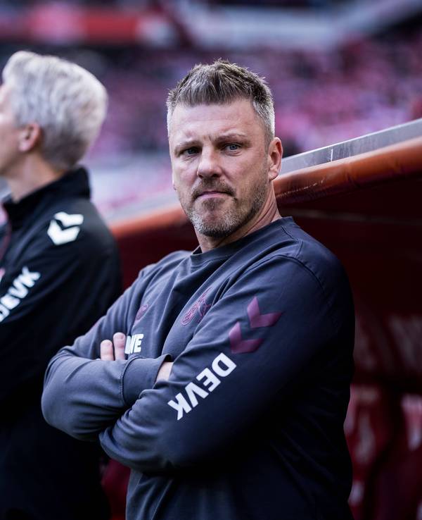 Lukas Kwasniok steht mit verschränkten Armen an der Seitenlinie.